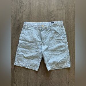 Vineyard vines size 30 blue seersucker shorts